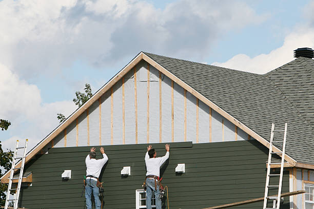 Professional Siding Repair technician working in Massapequa Park, NY